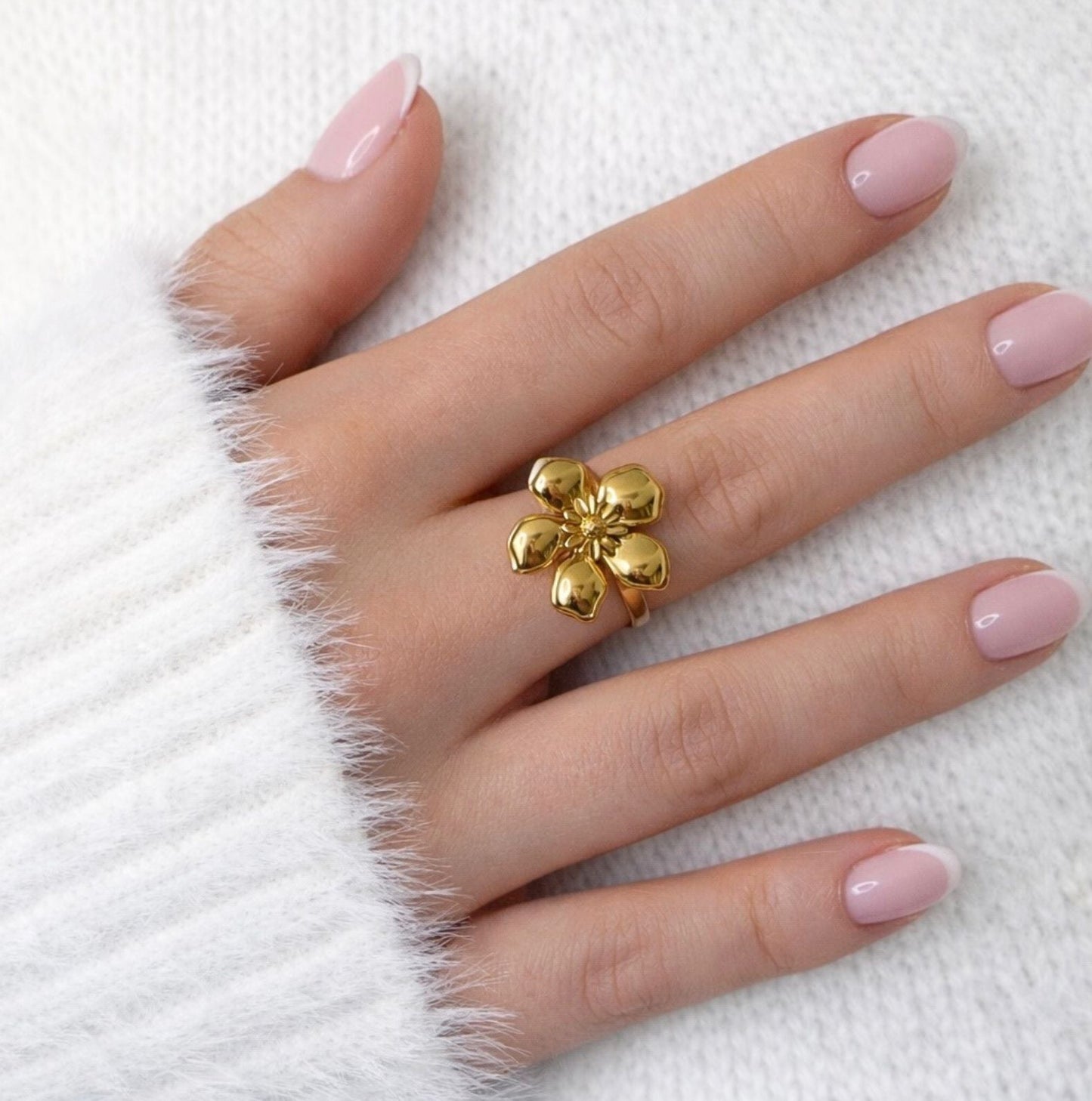 Bague Flora en acier inoxydable portée - Luneia Bijoux