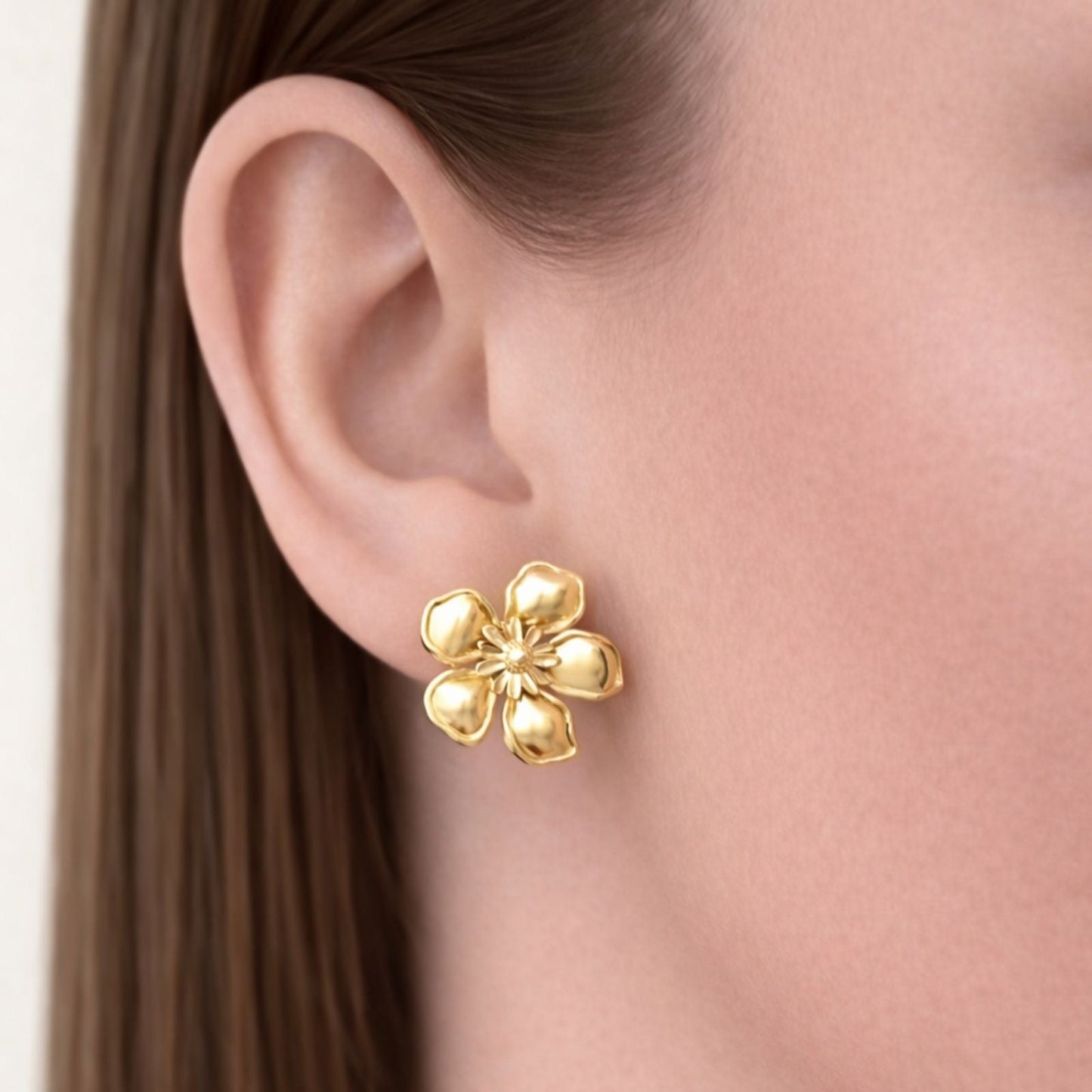 Boucles d’oreilles Flora en acier inoxydable portées - Luneia Bijoux