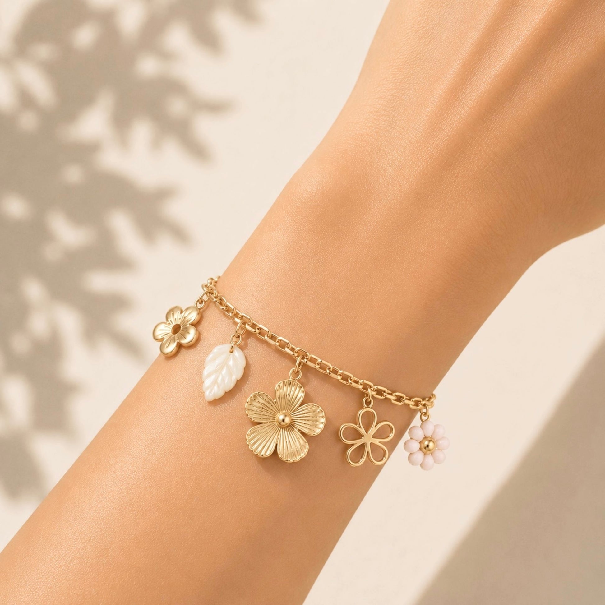 Bracelet Flore en acier inoxydable porté - Luneia Bijoux