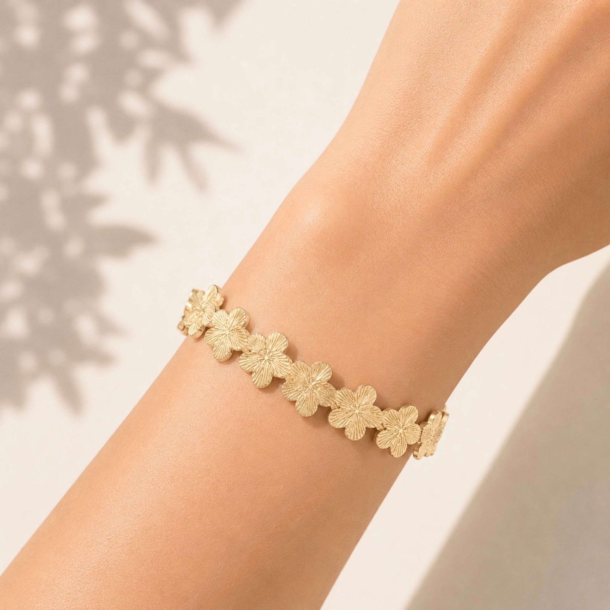 Bracelet jonc Thaïs en acier inoxydable porté - Luneia Bijoux